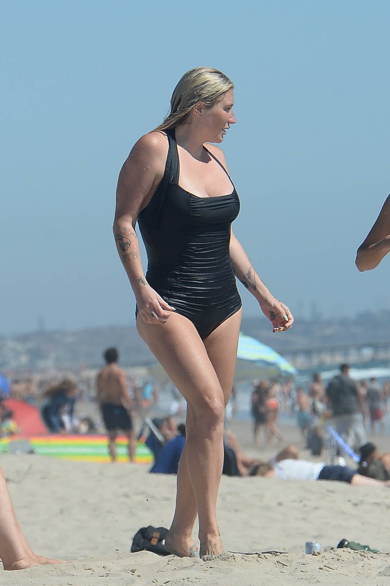 Kesha 2021 : Kesha – Hits the beach with friends in Los Angeles-10