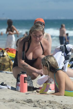 Kesha - Hits the beach with friends in Los Angeles
