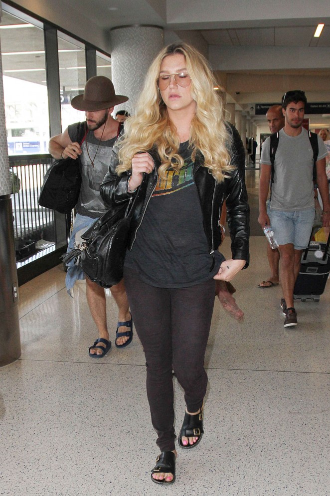 Kesha - LAX Airport in LA