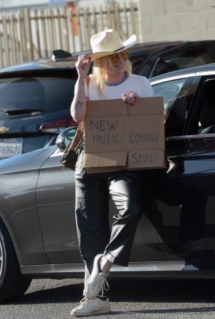 Kesha - Seen test driving a Porsche SUV in Los Angeles