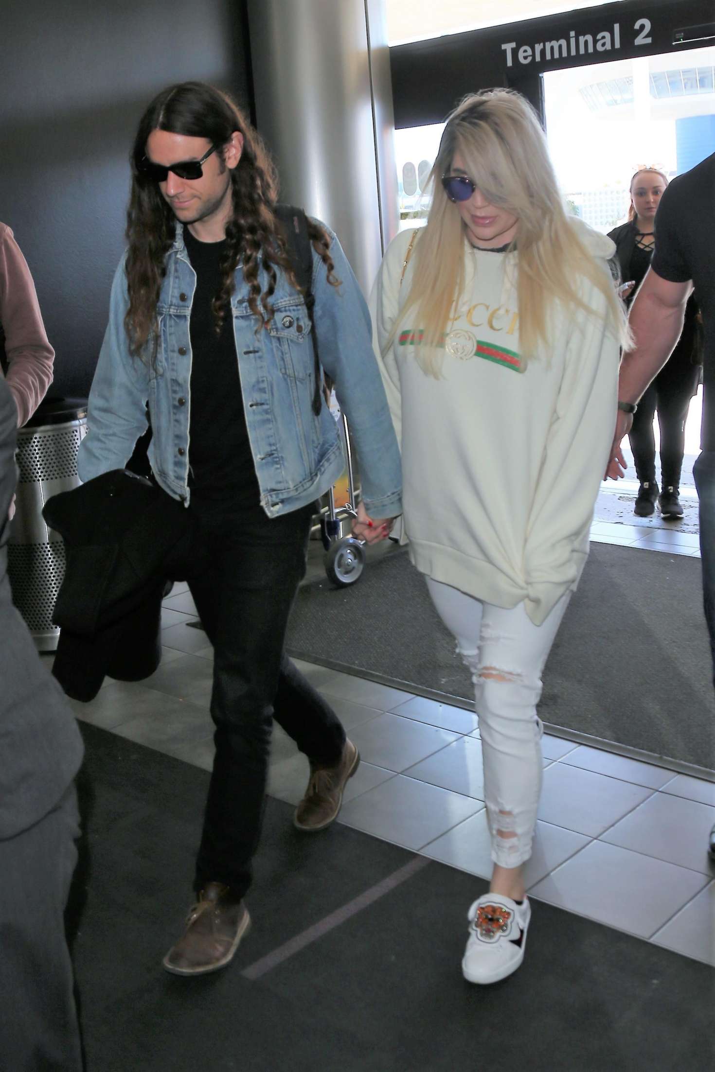 Kesha 2018 : Kesha with her boyfriend Brad Ashenfelter at LAX airport -01