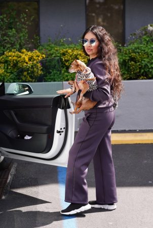 Keyla Wood - Brings her dog outside Coffee Bean in Studio City