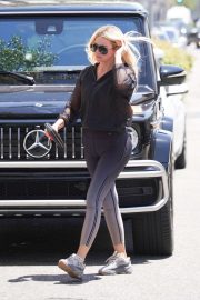 Khloe Kardashian - Arrives at bagel shop in Beverly Hills