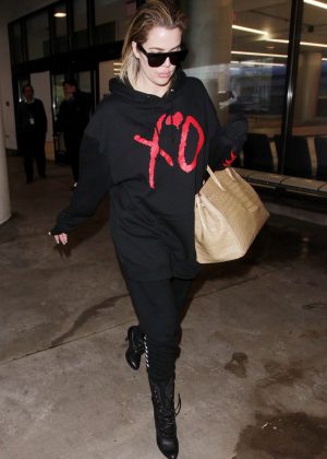 Khloe Kardashian - Arrives at the Los Angeles International Airport