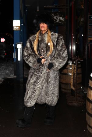 Khloe Kardashian - Arrives for dinner in Aspen