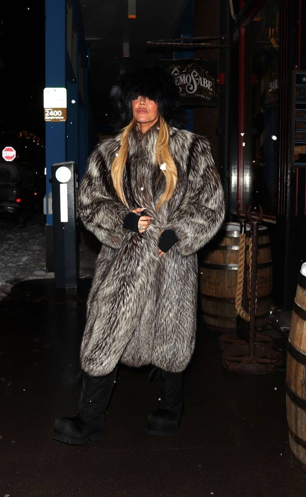 Khloe Kardashian - Arrives for dinner in Aspen
