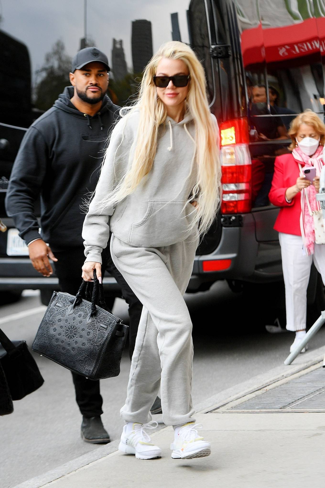 Khloe Kardashian â€“ In gray sweatpants steps out in New