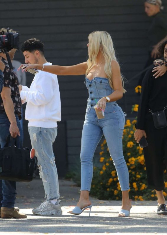 Khloe Kardashian in jeans arrives at a Studio in Los Angeles