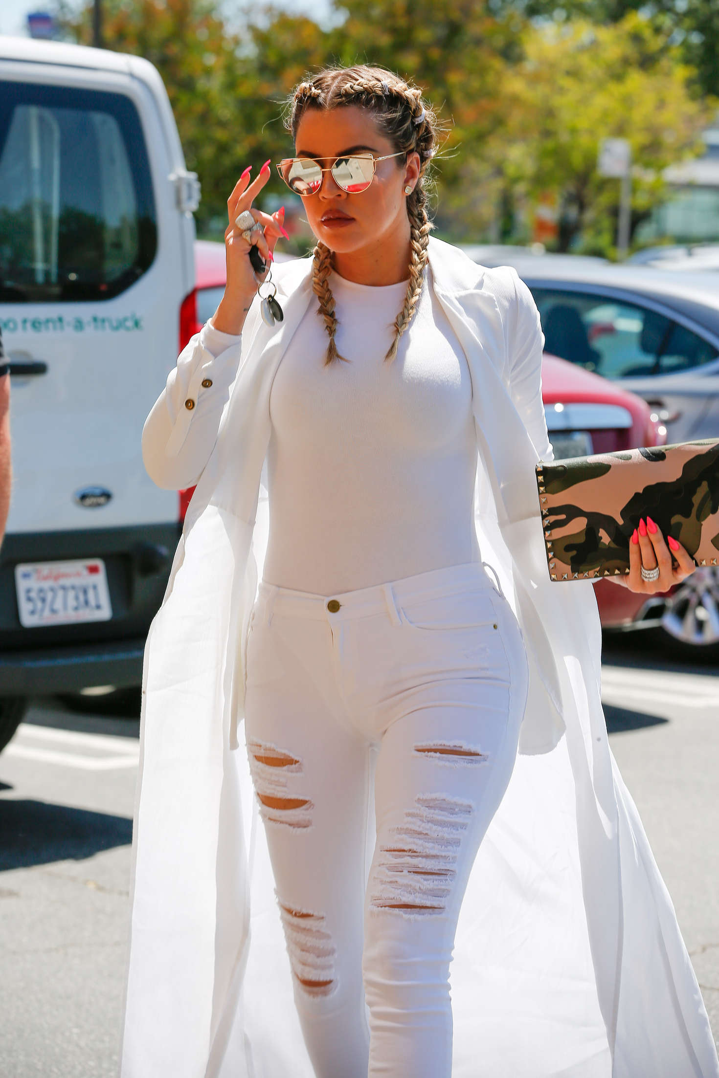 Khloe Kardashian 2016 : Khloe Kardashian in Ripped Jeans -14. 