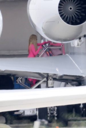 Khloe Kardashian - Seen at Kylie Jenner's private jet in Los Angeles