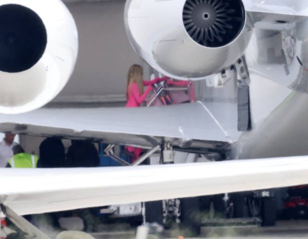 Khloe Kardashian - Seen at Kylie Jenner's private jet in Los Angeles
