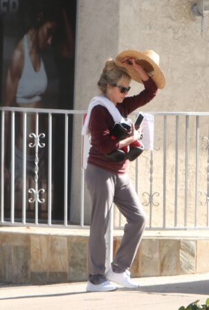 Kim Basinger - Leaves the gym with a pair of boxing gloves in Los Angeles