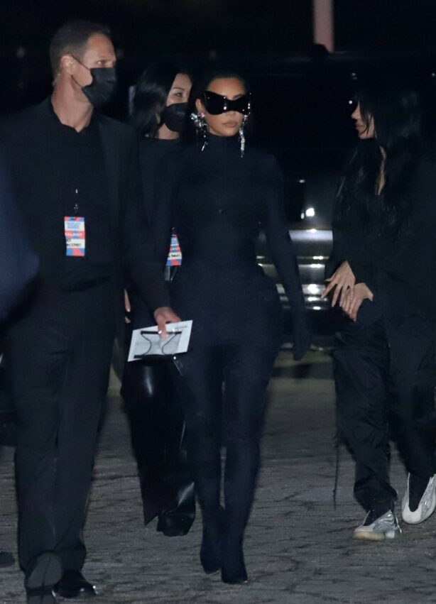 Kim Kardashian - Arreiving at People Choice Awards 2021