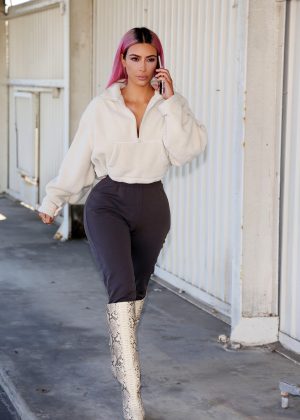 Kim Kardashian - Arrive at warehouse in Los Angeles