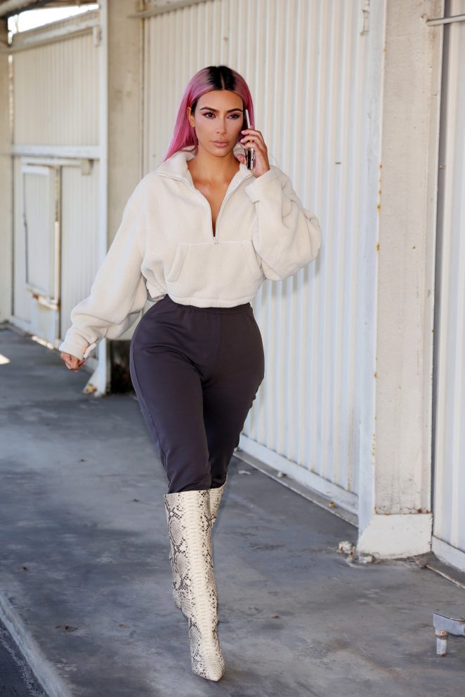 Kim Kardashian - Arrive at warehouse in Los Angeles