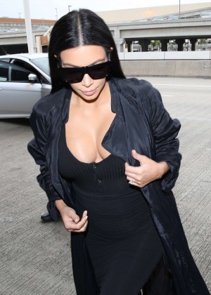 Kim Kardashian - Arrives at Los Angeles International Airport in LA