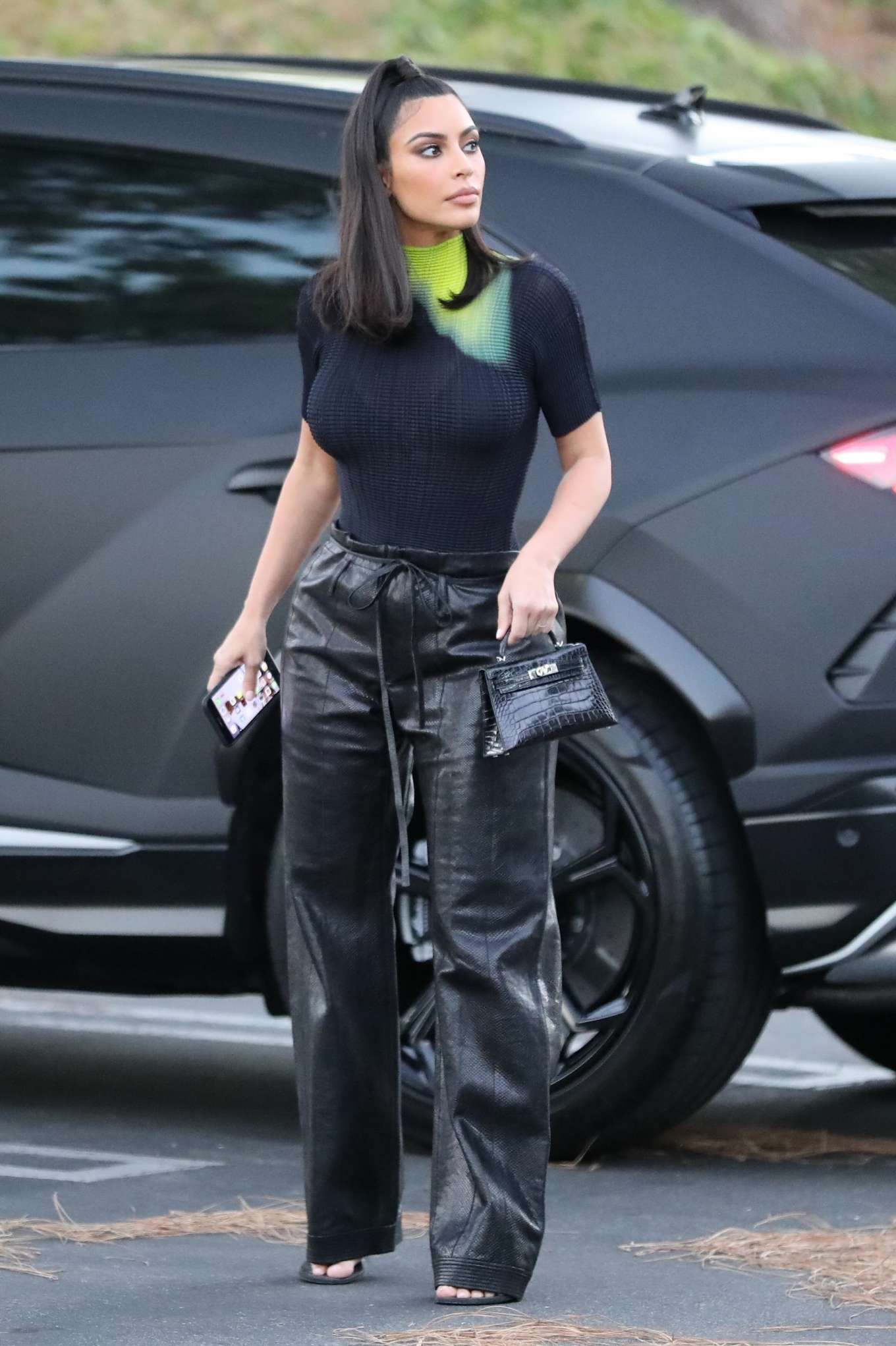 Kim Kardashian â€“ Arrives at the Commons Shopping Mall in Calabasas