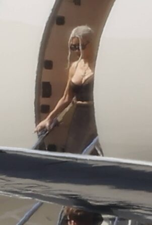 Kim Kardashian - Arrives back in Los Angeles