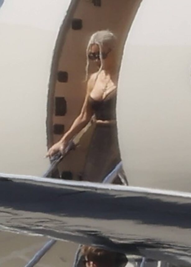 Kim Kardashian - Arrives back in Los Angeles