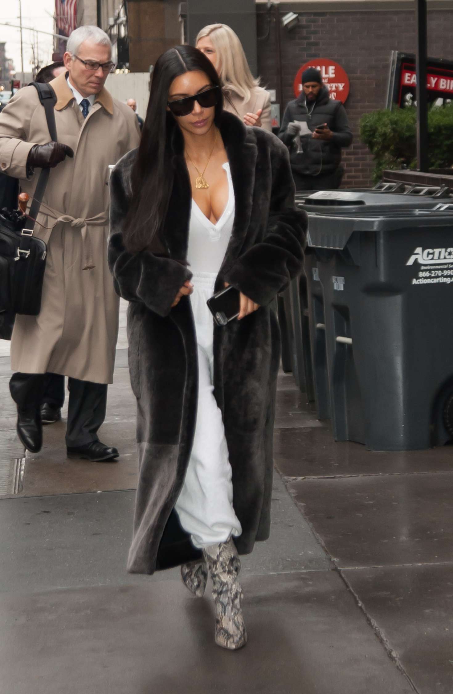 Kim Kardashian In Black Fur Coat 02 Gotceleb 