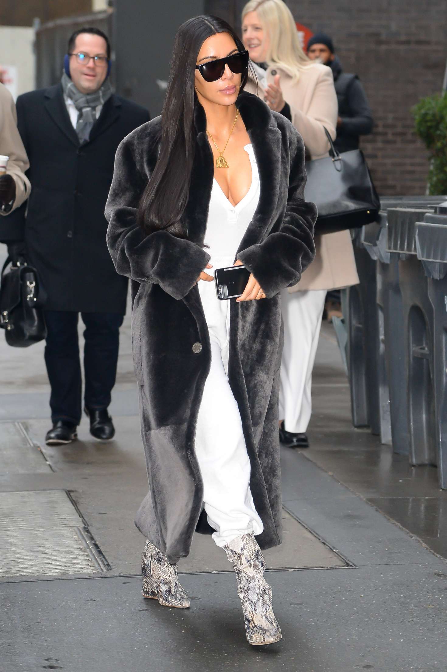 Kim Kardashian In Black Fur Coat 15 Gotceleb 