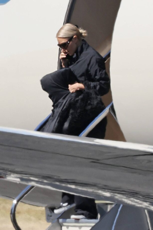 Kim Kardashian - lands back in Los Angeles