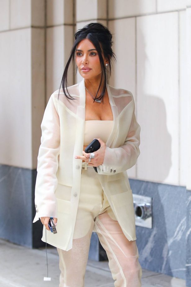 Kim Kardashian- Leaves Pier 59 in New York