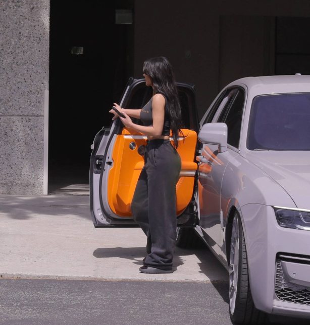 Kim Kardashian - Leaving her office after a photoshoot in Los Angeles