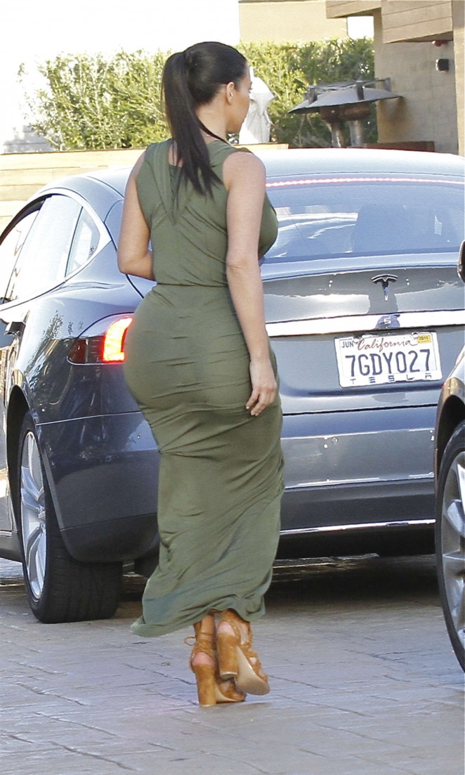 Kim Kardashian - Out for dinner in Malibu