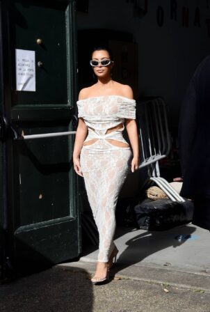 Kim Kardashian - seen at her hotel in Rome