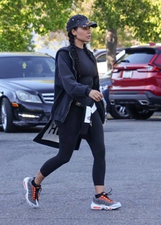 Kim Kardashian - Seen in a casual outfit with her daughter North Mamba Academy in Thousand Oaks