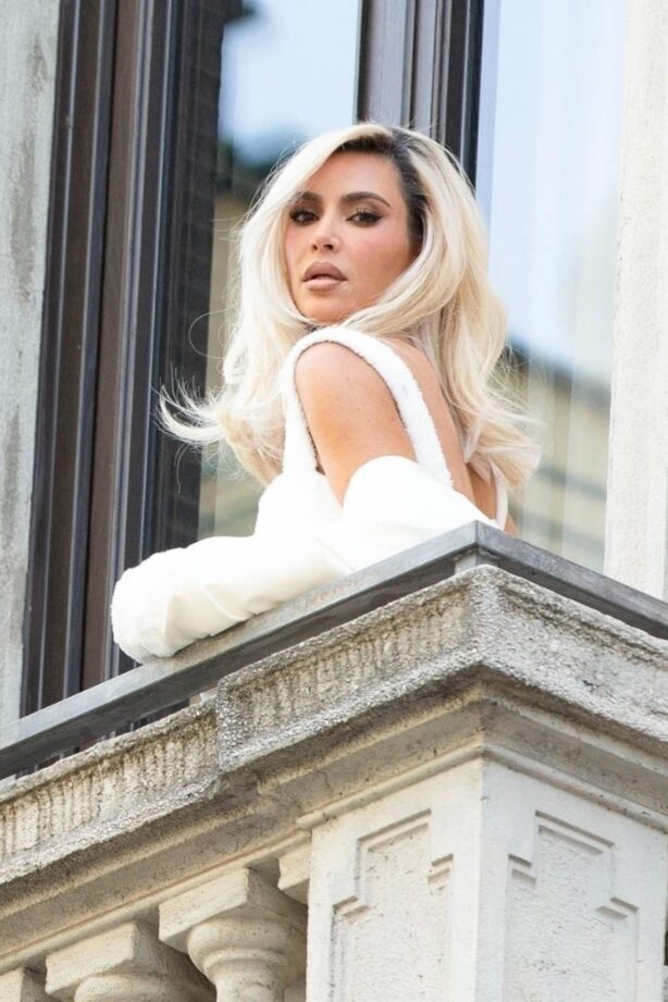 Kim Kardashian - Seen on her hotel during fashion week in Milan
