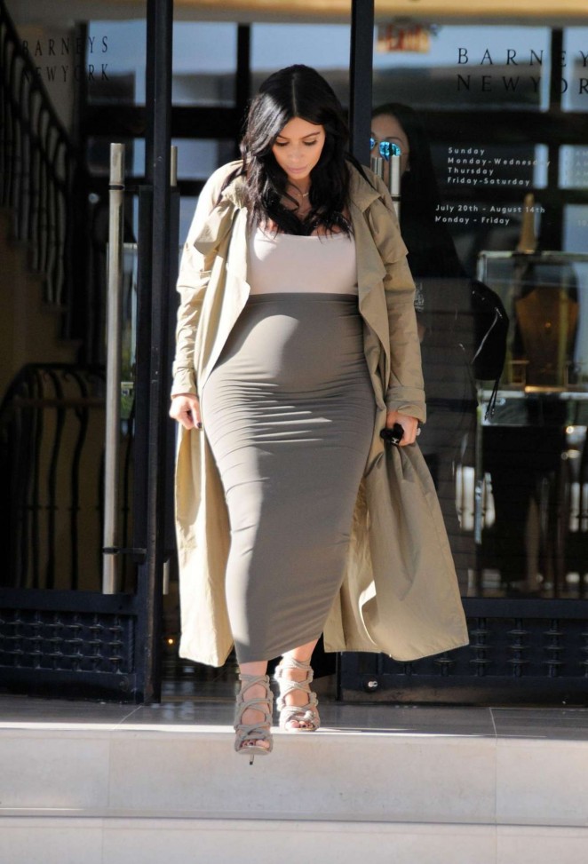 Kim Kardashian - Shopping at Barneys in Los Angeles