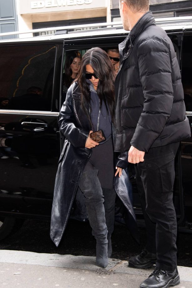 Kim Kardashian - Shopping candids at Galerie Lafayette in Paris