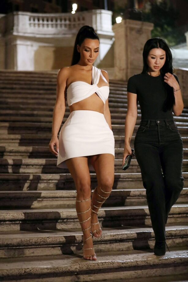 Kim Kardashian - Spotted at the Spanish steps in Rome