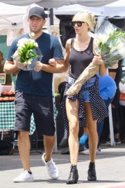 Kimberly Stewart - Shopping at the Venice Farmers Market with Jesse Shapira in Venice