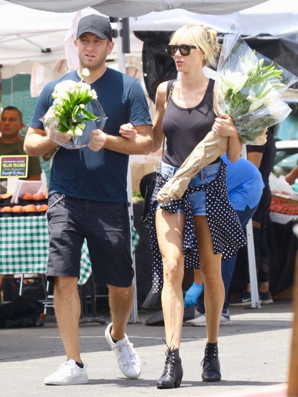 Kimberly Stewart - Shopping at the Venice Farmers Market with Jesse Shapira in Venice