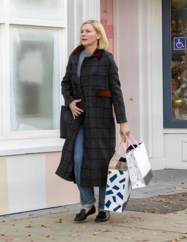 Kirsten Dunst - Christmas shopping near her home in Studio City
