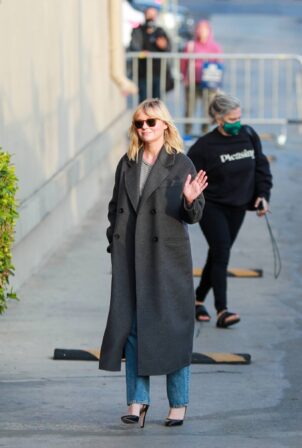 Kirsten Dunst - Dons casual chic at the El Capitan Entertainment Centre in Hollywood