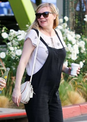 Kirsten Dunst - Grabs a coffee in Los Angeles