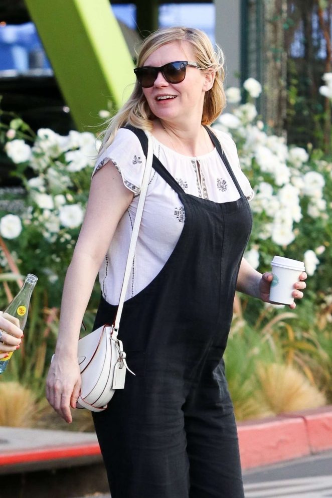 Kirsten Dunst - Grabs a coffee in Los Angeles