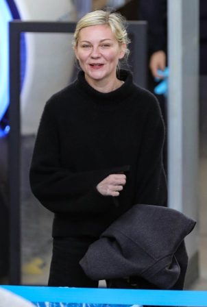 Kirsten Dunst - Is all smiles at Burbank Airport