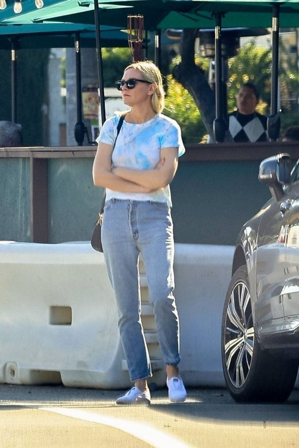 Kirsten Dunst - Making a stop at a local CBD store