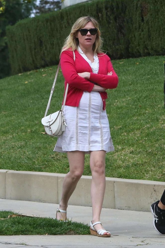 Kirsten Dunst - Out for lunch with a friend in LA