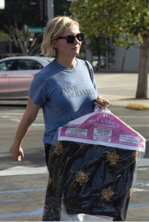 Kirsten Dunst - Runs errands in Los Angeles