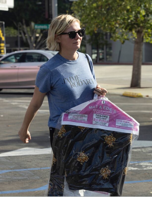 Kirsten Dunst - Runs errands in Los Angeles