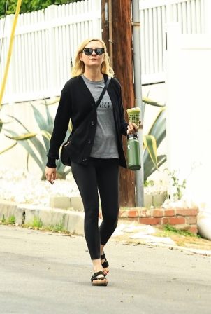 Kirsten Dunst - Spotted while running errands in Los Angeles