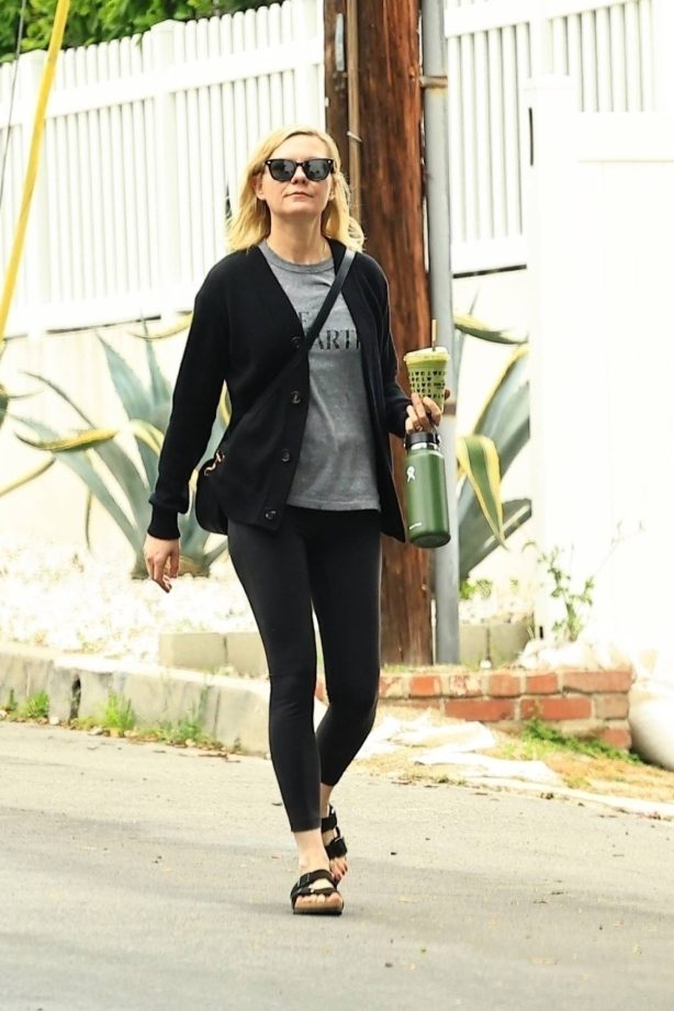 Kirsten Dunst - Spotted while running errands in Los Angeles