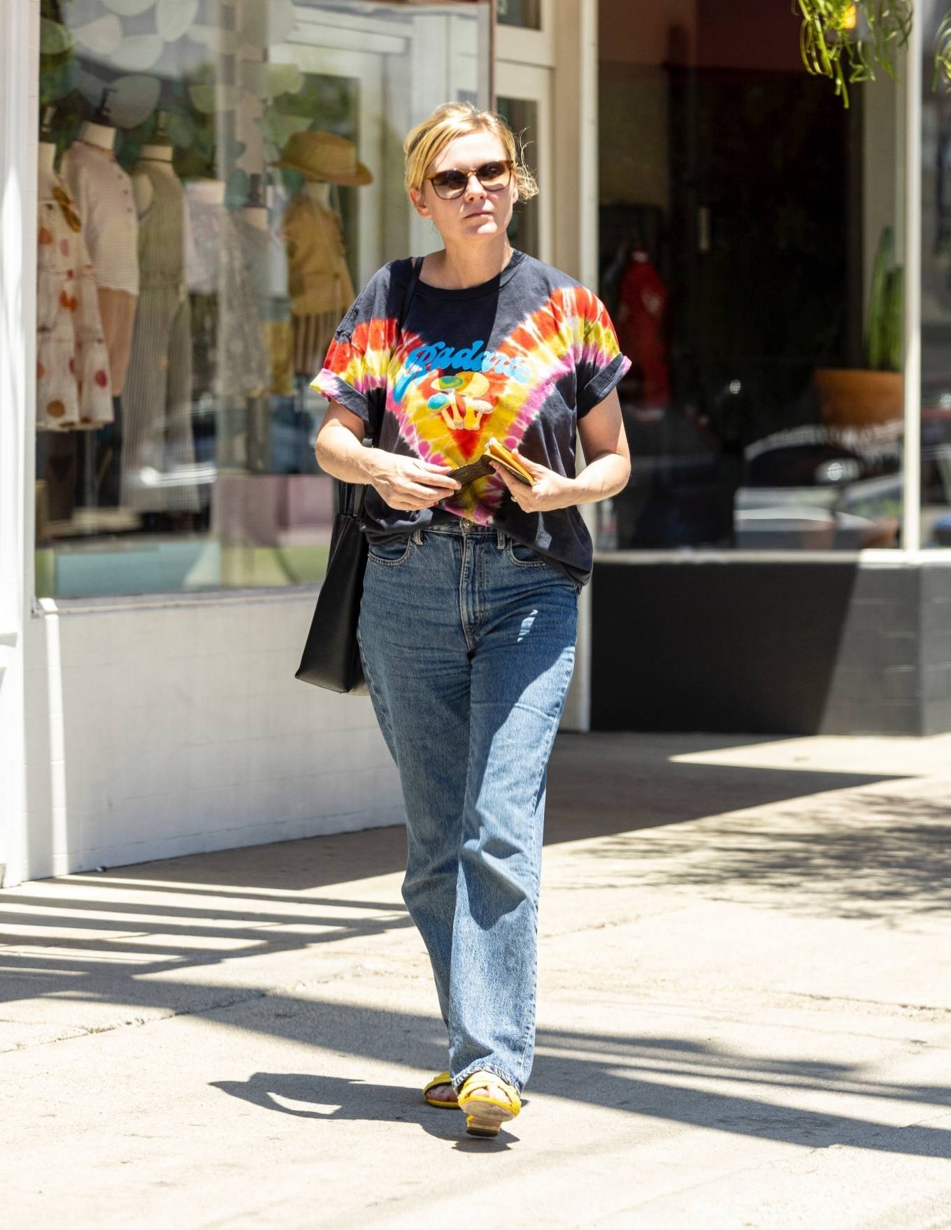 Kirsten Dunst - Stops for lunch at Joan’s on Third in Los Angeles