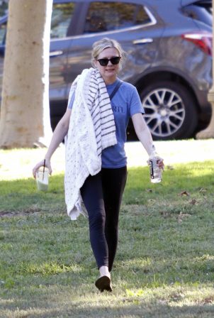 Kirsten Dunst - Watching a soccer game with friends in Los Angeles